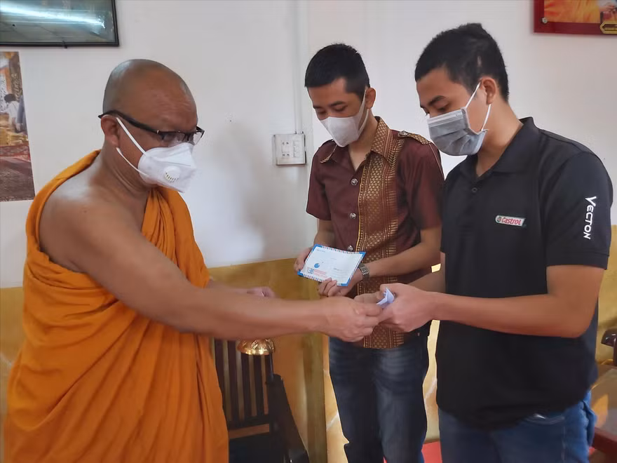 Thượng tọa Lý Hùng, trụ trì chùa Pitu Khôsa Răngsây tặng quà cho sinh viên khó khăn đang ở tại chùa. Ảnh: HÒA HỘI 