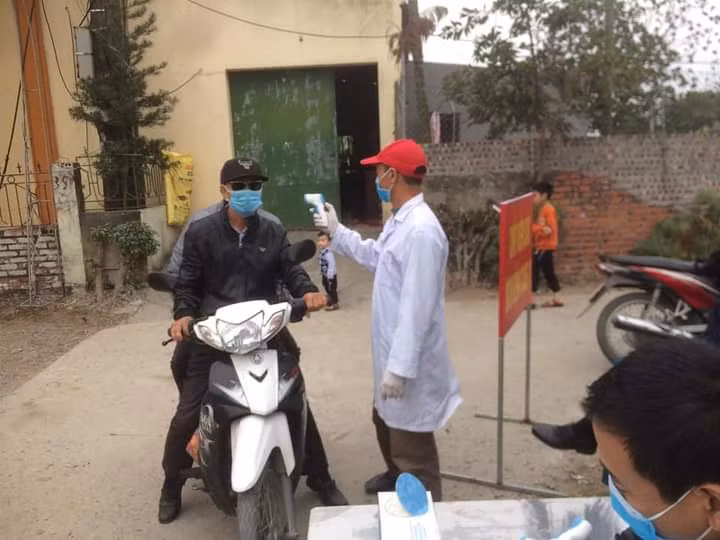 Cơ quan chức năng tỉnh Bắc Ninh kiểm tra thân nhiệt cho người dân