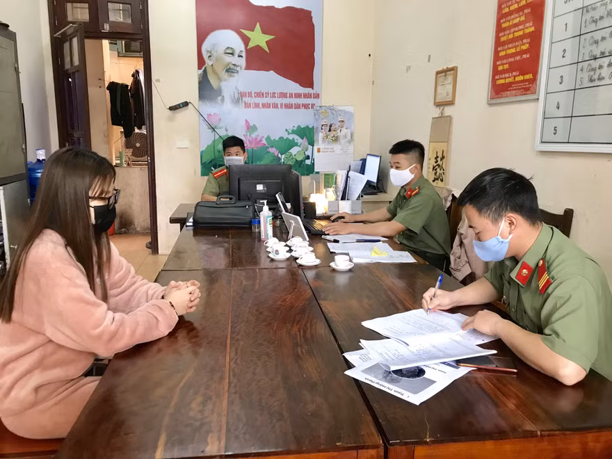 Công an huyện Lục Ngạn làm việc với Trịnh Thị Hồng Hạnh.