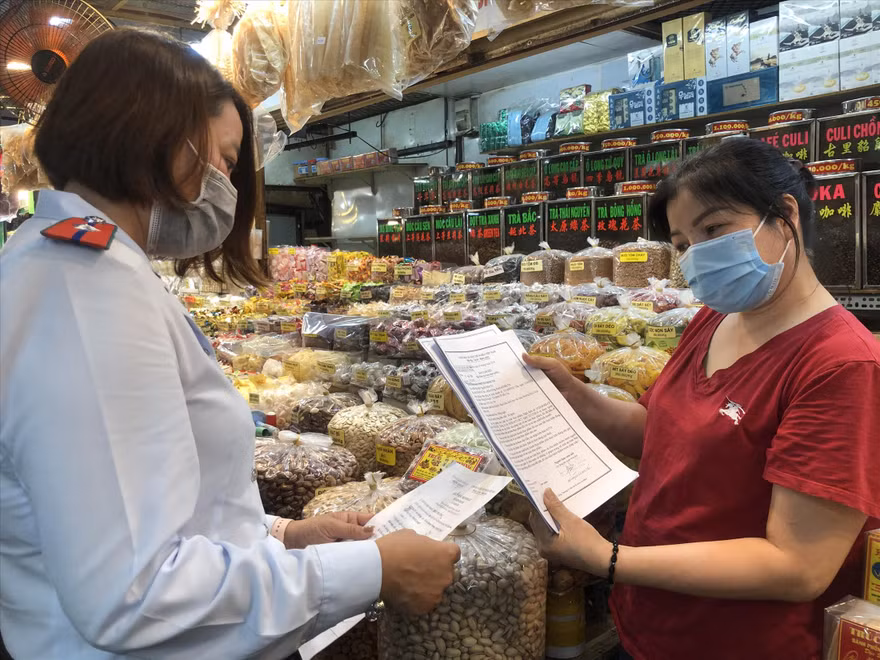 Tiểu thương chứng minh nguồn gốc thực phẩm bằng giấy tờ, hóa đơn bán hàng Ảnh: U.P