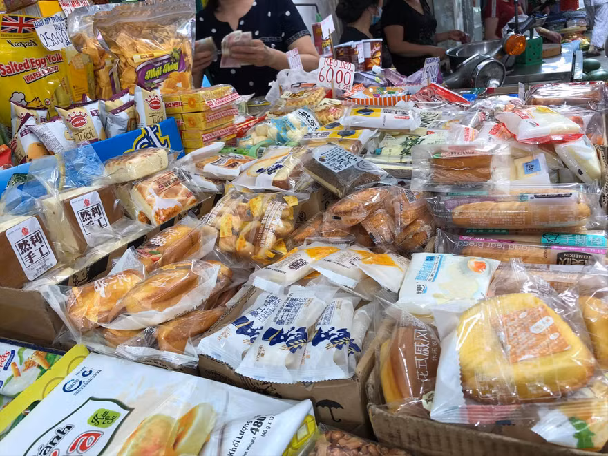 Bánh kẹo ngoại nhập “3 không” tràn ngập thị trường 