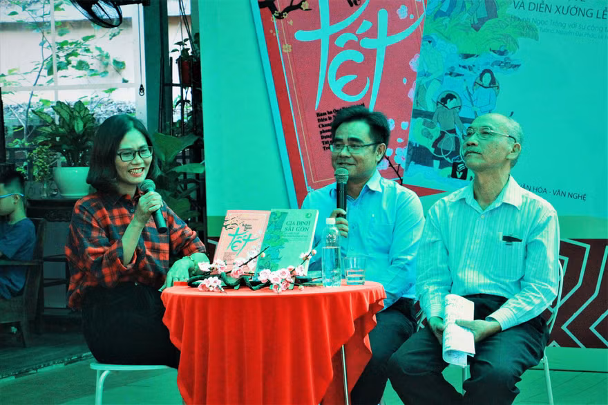 Nhà nghiên cứu Huỳnh Ngọc Trảng (bên phải) gặp gỡ giao lưu với bạn đọc tại TPHCM Ảnh: Tư liệu 