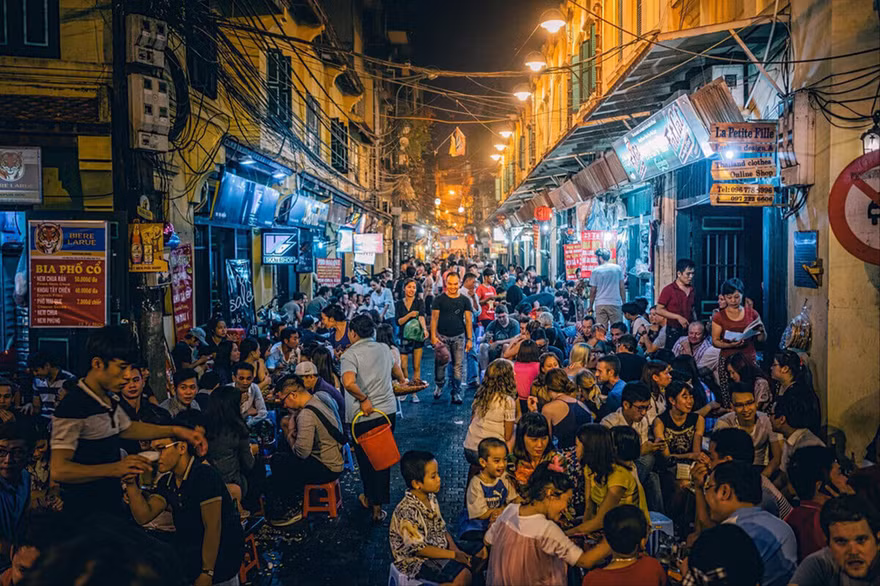 Ngã tư Tạ Hiện (phố cổ Hà Nội) về đêm 