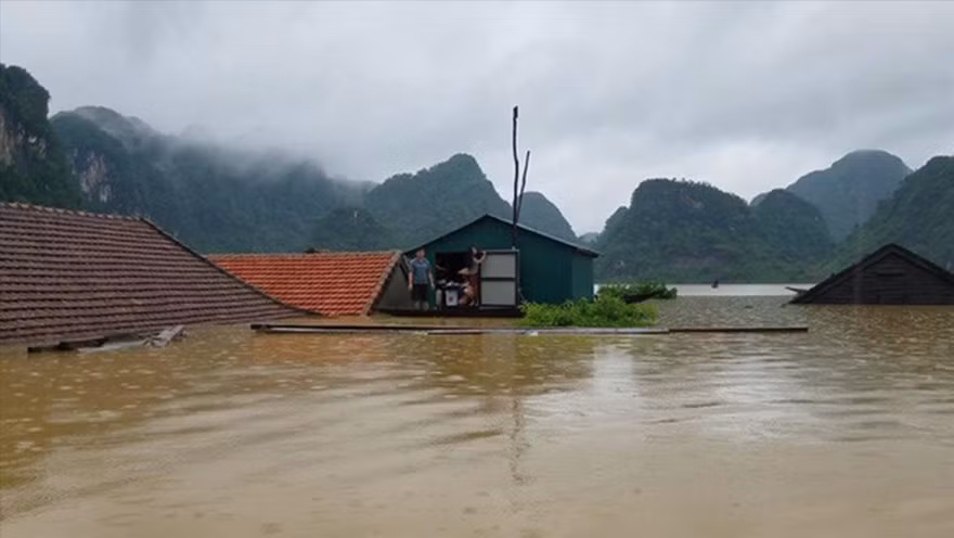 Trong khi nhiều nhà ngập lút, thì người ở nhà phao chống lũ vẫn cao ráo, bình thường (ảnh tại vùng lũ Tân Hóa, Minh Hóa, Quảng Bình đợt lũ vừa qua). Ảnh: Quốc Nam