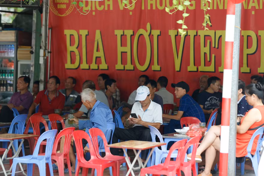 Nhiều quán bia trên phố Hà Nội rất đông người ngồi uống nói chuyện vô tư trong trưa ngày 18/8 Ảnh: Như Ý