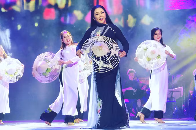 Như Quỳnh với ca khúc “Chờ người” (Khánh Băng).