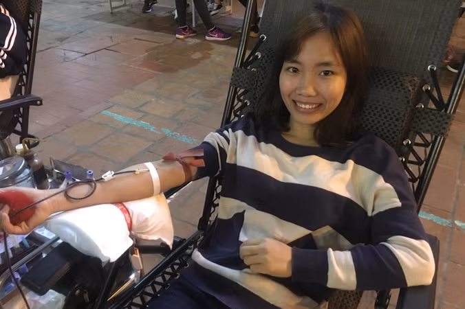 Sinh viên Nguyễn Thị Hải Bình lần thứ 5 hiến máu. Ảnh: Nghiêm Huê.