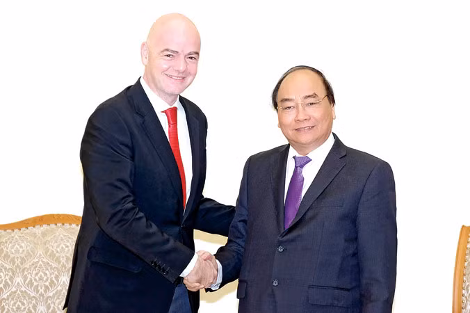Thủ tướng Nguyễn Xuân Phúc tiếp ông Gianni Infantino, Chủ tịch Liên đoàn Bóng đá thế giới (FIFA). Ảnh: Quang Hiếu.