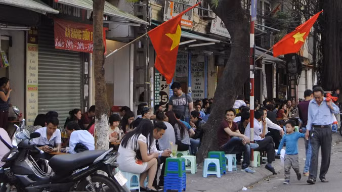 Nhà hàng, quán cà phê phủ kín vỉa hè phố Thái Phiên cách trụ sở UBND quận Hai Bà Trưng chỉ chừng trăm mét . Ảnh: Tuấn Minh