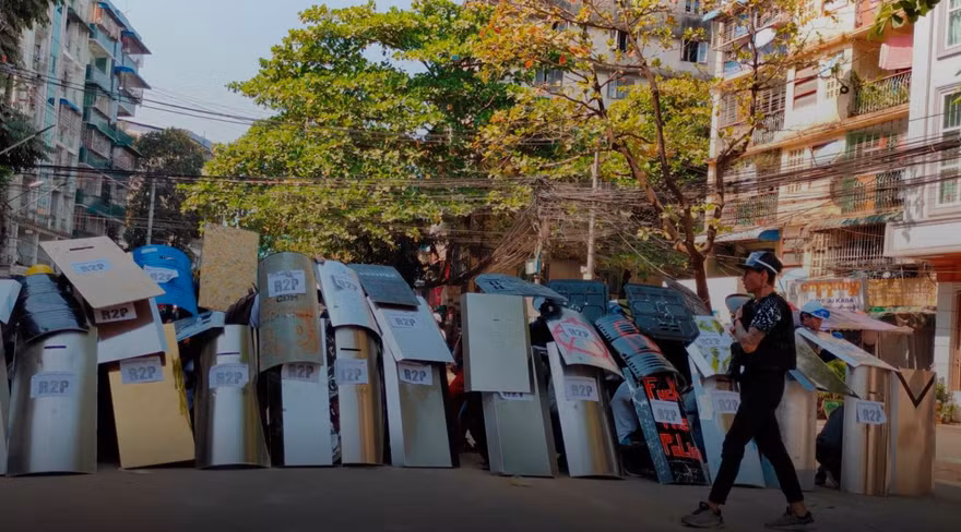 Người biểu tình ở Yangon dùng khiên tự chế, dàn đội hình chuẩn bị “nghênh đón” lực lượng an ninh. Ảnh: Reuters 