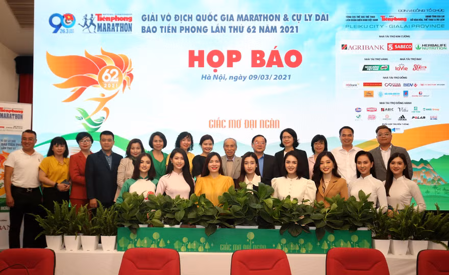 BTC chụp ảnh lưu niệm cùng nhà tài trợ, đơn vị đồng hành, người đẹp tại họp báo ở Hà Nội ngày 9/3. Ảnh: Như Ý 