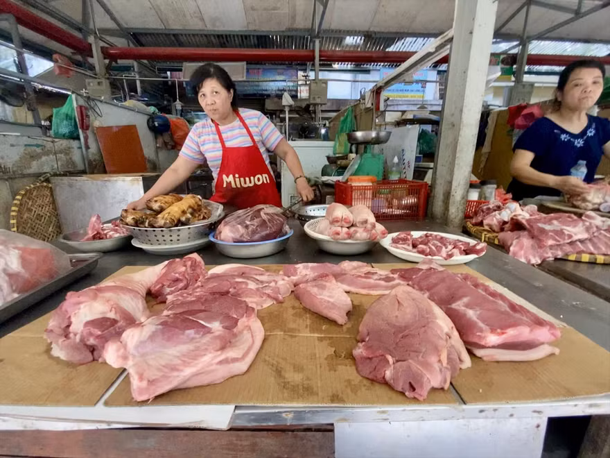 Giá thịt lợn đến tay người tiêu dùng vẫn ở mức cao ngất ngưởng. Ảnh: Việt Linh