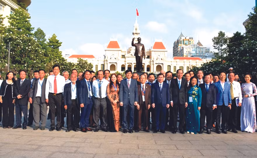 Ông Nguyễn Minh Đồng (thứ 2 từ trái qua) cùng các trí thức kiều bào dâng hương Chủ tịch Hồ Chí Minh