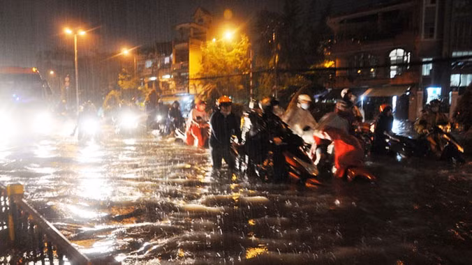 TPHCM ngập úng kinh hoàng sau cơn mưa kỷ lục cách đây tròn một tháng (15/9).