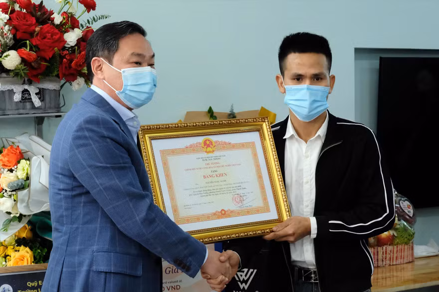 Lãnh đạo TP Hà Nội trao tặng bằng khen của Thủ tướng Chính phủ Nguyễn Xuân Phúc cho anh Nguyễn Ngọc Mạnh 