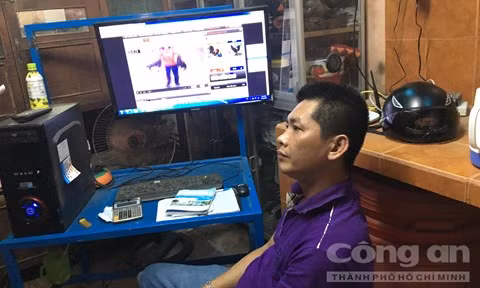 Sang và các máy móc thiết bị tổ chức đá gà ăn tiền qua mạng- Ảnh: Huệ Trinh/CATP