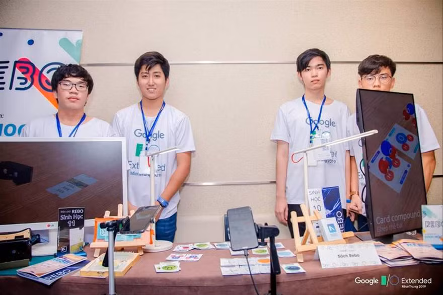 Võ Nguyễn Đình Trí (thứ hai, từ trái qua) và cuốn sách Sinh học lớp 10 ứng dụng công nghệ thực tế ảo tăng cường tại triển lãm Google I/O Extended 2019. Ảnh: NVCC 