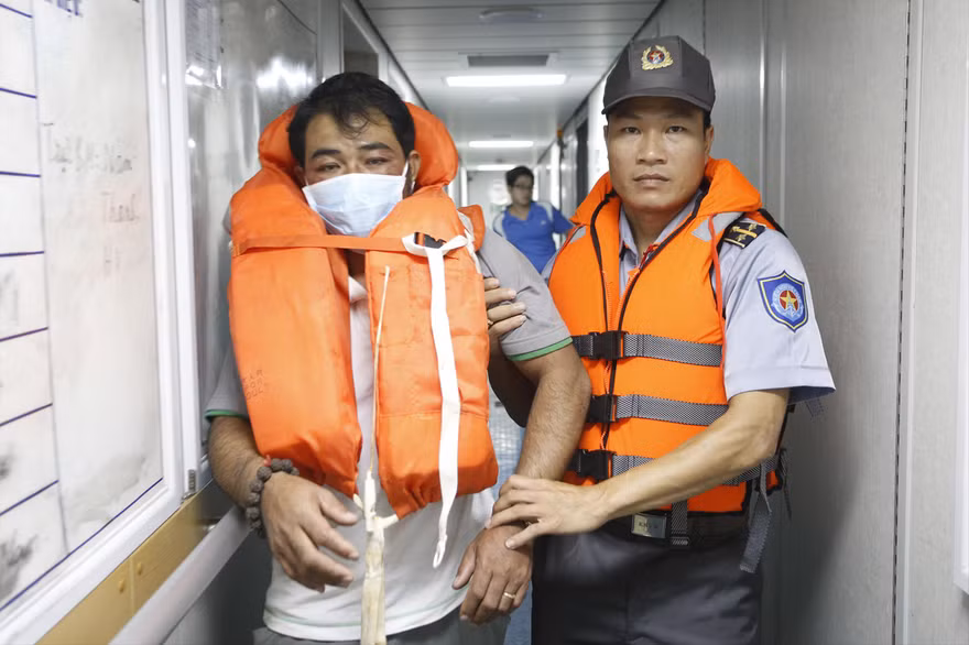 Một trong ba ngư dân đầu tiên được tìm thấy và được tàu KN 490 tiếp nhận, chăm sóc