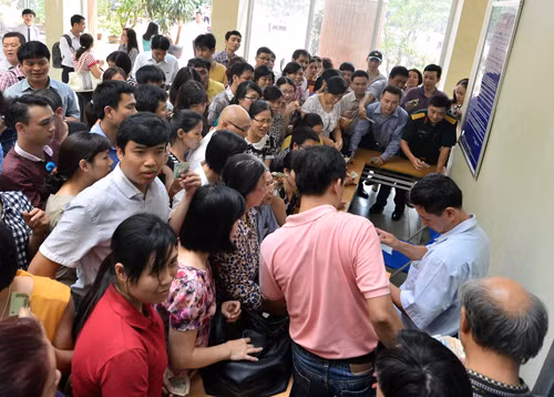 Nhiều phụ huynh buổi sáng 5/5 không mua được hồ sơ vào lớp 6 trường Lương Thế Vinh không khỏi lo lắng nên đã có mặt rất sớm ở trường từ đầu giờ chiều. Ảnh: Quỳnh Trang/ VnExpress