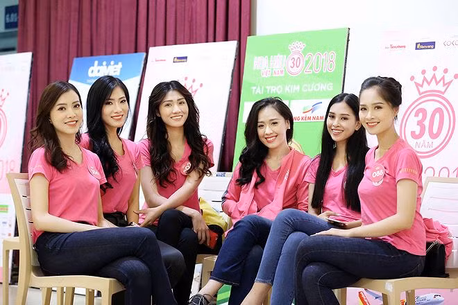 Phạm Ngọc Hà My (thứ 3 từ phải sang) cùng các bạn tranh thủ thực hành trước buổi sát hạch tiếng Anh của BTC chiều 8/9. Ảnh: Hoàng Mạnh Thắng 