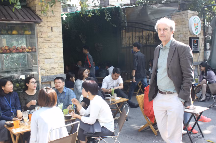 Martin Rama, tản bộ ở Hà Nội tháng 12/2017 Ảnh: NVCC 
