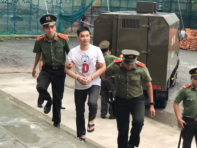 Trùm ma túy Văn Kính Dương đến phòng xử án chiều qua 9/5. Ảnh: Tân Châu 