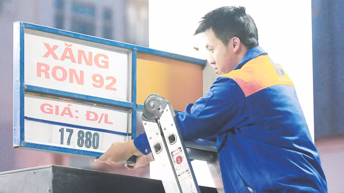 Giá xăng dầu giảm mạnh là tín hiệu vui với hàng chục triệu người tiêu dùng trên cả nước. Ảnh: Như Ý