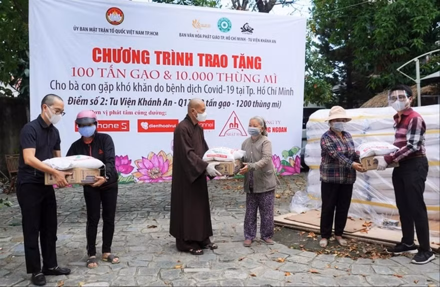 Các vị sư trao tặng gạo và mì cho bà con nghèo tại TPHCM. Ảnh: Tư liệu của Hội Phật giáo TPHCM