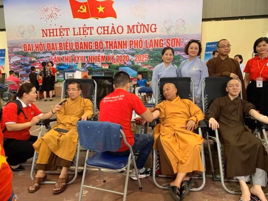 Các Đại đức tham gia hoạt động nhân đạo, từ thiện vì cộng đồng. Ảnh: Duy Chiến 