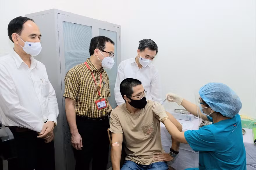 Tiêm thử nghiệm lâm sàng vắc-xin ARCT-154. Ảnh: Long Phạm