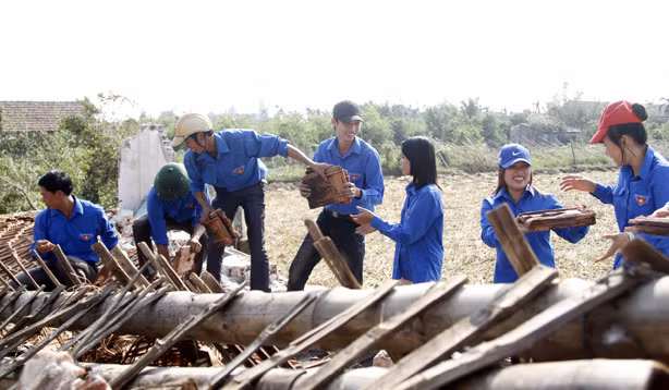 Đoàn viên thanh niên tham gia khắc phục thiên tai, ổn định cuộc sống cho người dân. (Trong ảnh, đoàn viên thanh niên Nam Định tham gia khắc phục hậu quả cơn bão giúp dân năm 2012). Ảnh: Xuân Tùng.