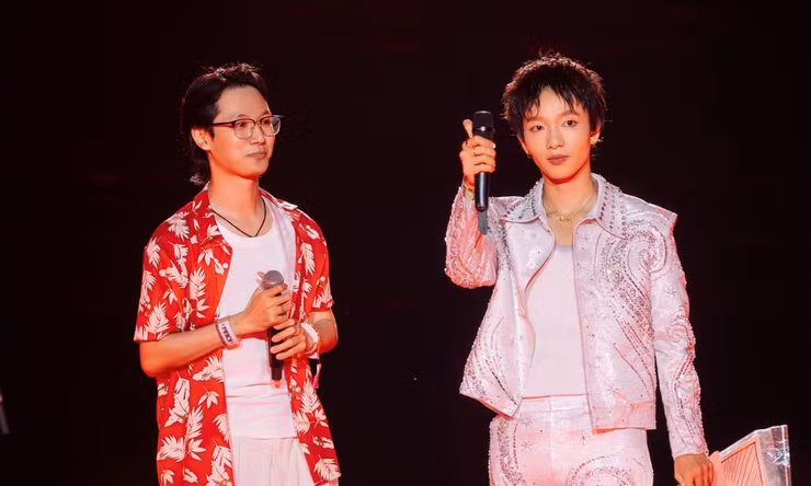 Hoàng Dũng tinh tế, "đỡ miếng" cho fanboy đu trọn 3 đêm concert Xoay Tròn