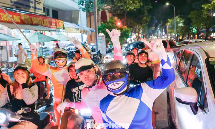 CĐV Việt Nam biến hình siêu nhân 'quậy tung' ăn mừng chiến thắng Thái Lan