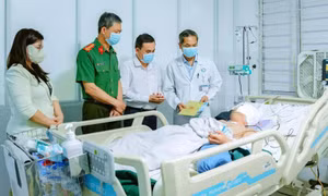Lãnh đạo Đồng Nai thăm nạn nhân sống sót duy nhất sau vụ thảm sát