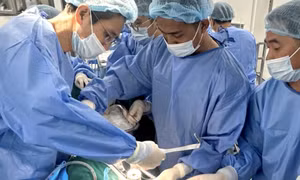 Chồng hiến thận cứu vợ trong ca ghép thận đầu tiên tại Đồng Nai