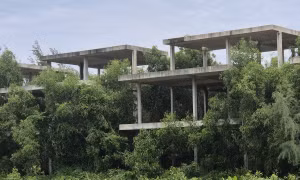 Những dự án nghỉ dưỡng 'trơ khung' bên cung đường ven biển Hồ Tràm