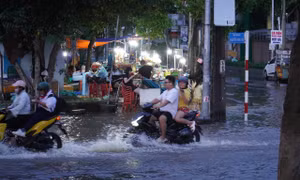 Đường phố trung tâm Đồng Nai ngập nặng do triều cường
