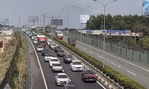 Kẹt xe hàng chục km đoạn từ Long Thành đến trạm thu phí cao tốc HCM - Dầu Giây