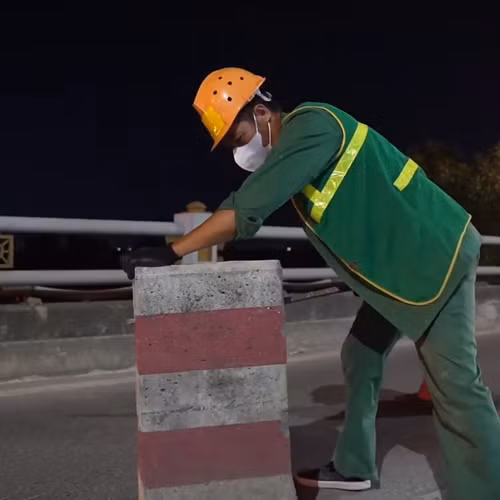 Cầu Thanh Trì lắp dải phân cách cứng liên tục giữa hai làn xe