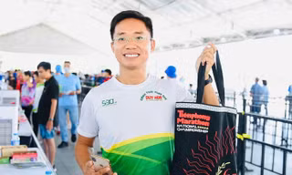 Runner - Nhà báo Ngô Công Quang nhận racekit tại Giải Vô địch quốc gia Marathon và cự ly dài báo Tiền Phong ở Phú Yên.
