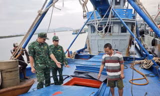Bắt giữ tàu chở 50.000 lít dầu không rõ nguồn gốc