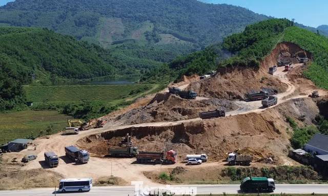 Phú Thọ: Rầm rộ bạt núi 'tận thu' đất đá, bụi bay trắng trời 