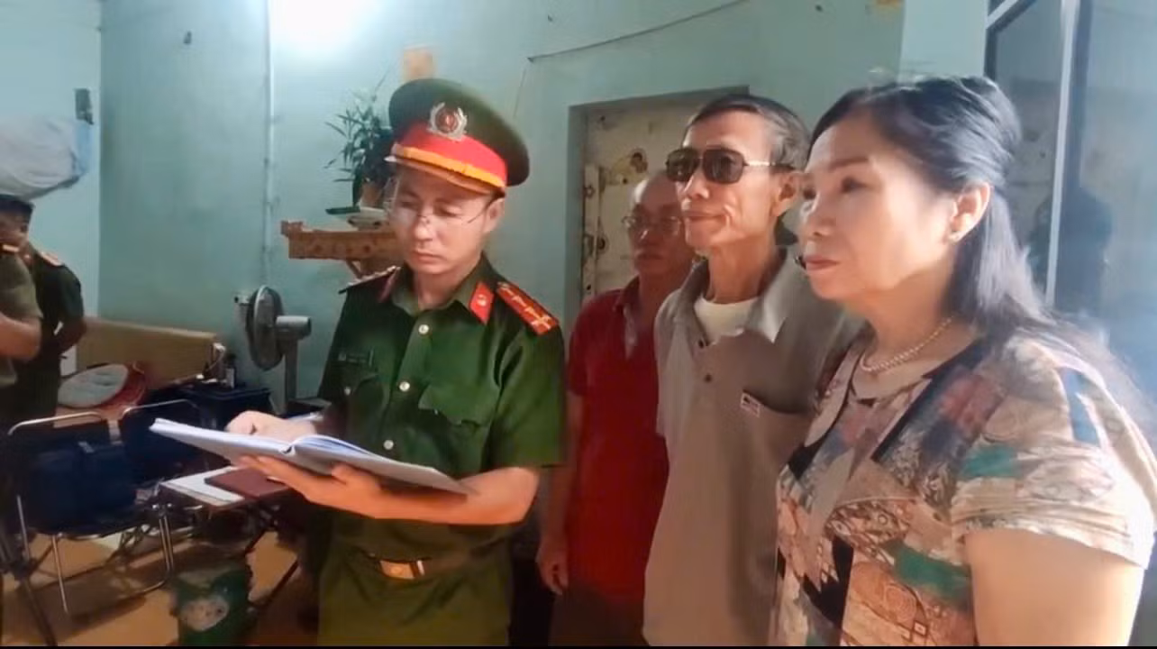 Cơ quan Công an đọc lệnh khám xét khẩn cấp trước sự chứng kiến của chính quyền địa phương.