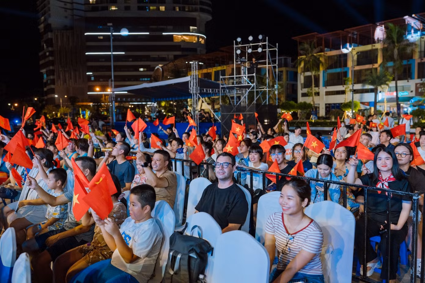 Sắc đỏ Quốc kỳ và những gương mặt rạng rỡ cho thấy sức lan tỏa của đêm nhạc tới người dân địa phương lẫn du khách.