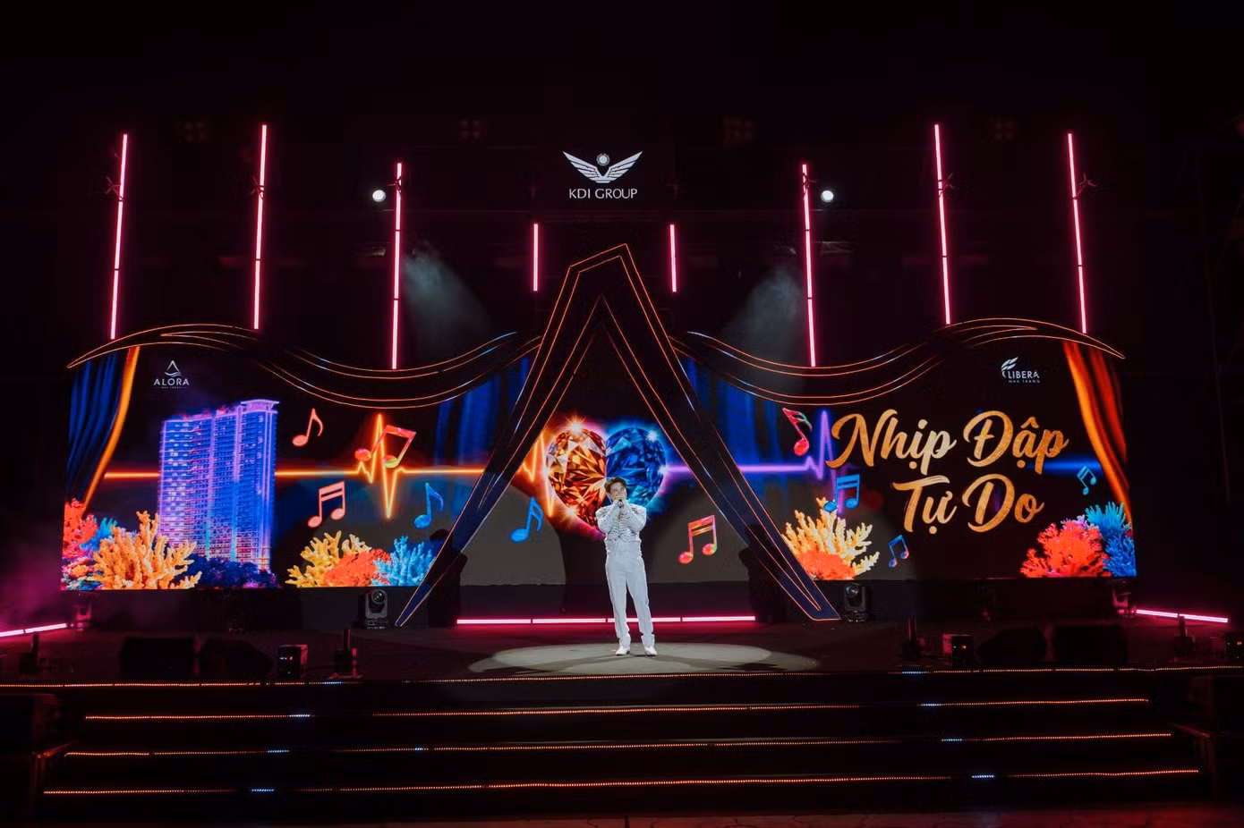 Dàn nghệ sĩ trẻ như Hoàng Tôn, Vicky Nhung… mang tới nguồn năng lượng trẻ trung, phóng khoáng cho đêm concert.