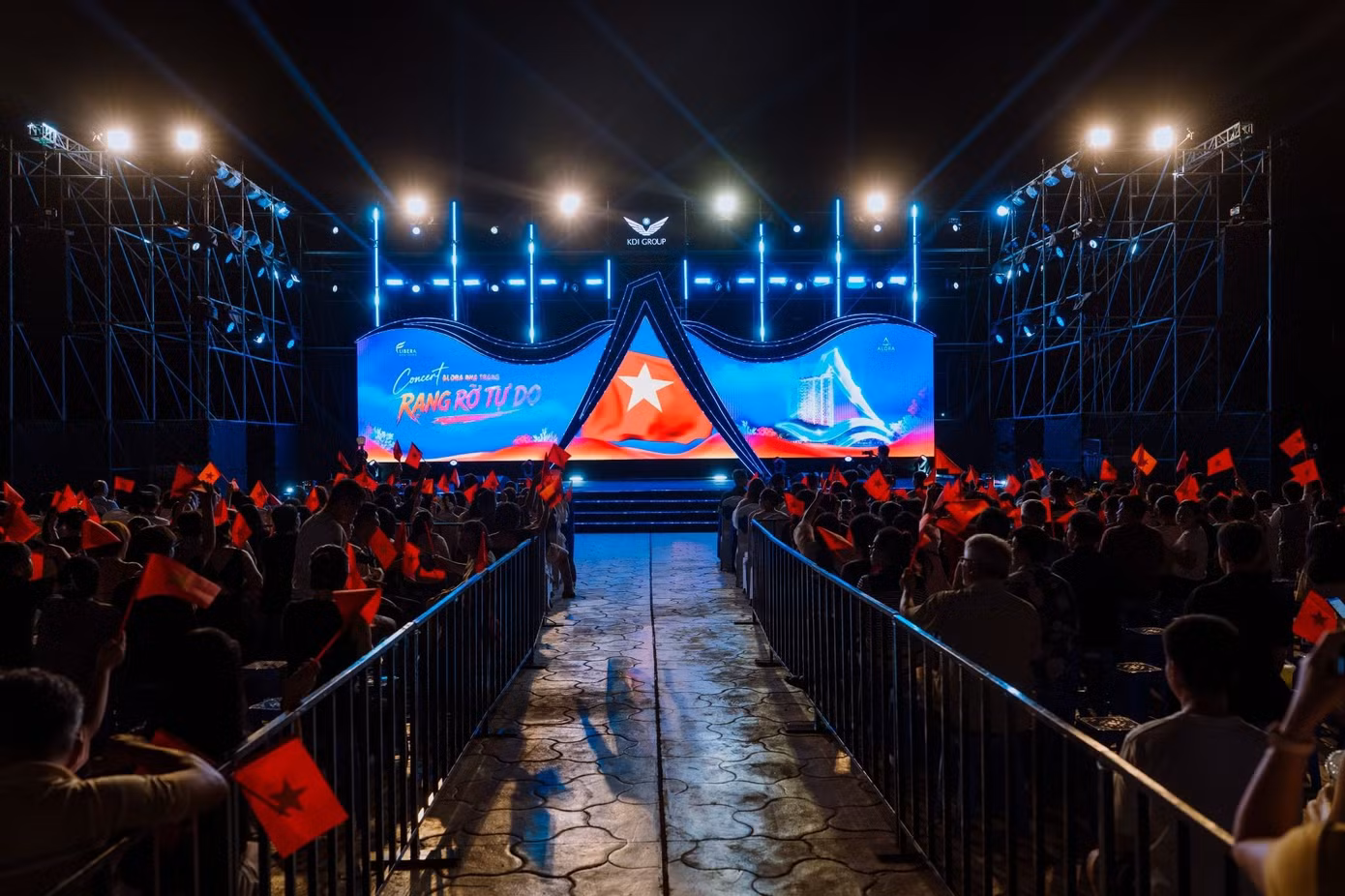 Một biển cờ rực đỏ cùng tiếng hát của hàng nghìn khán giả mở đầu concert thổi bùng tinh thần yêu nước và niềm tự hào dân tộc.