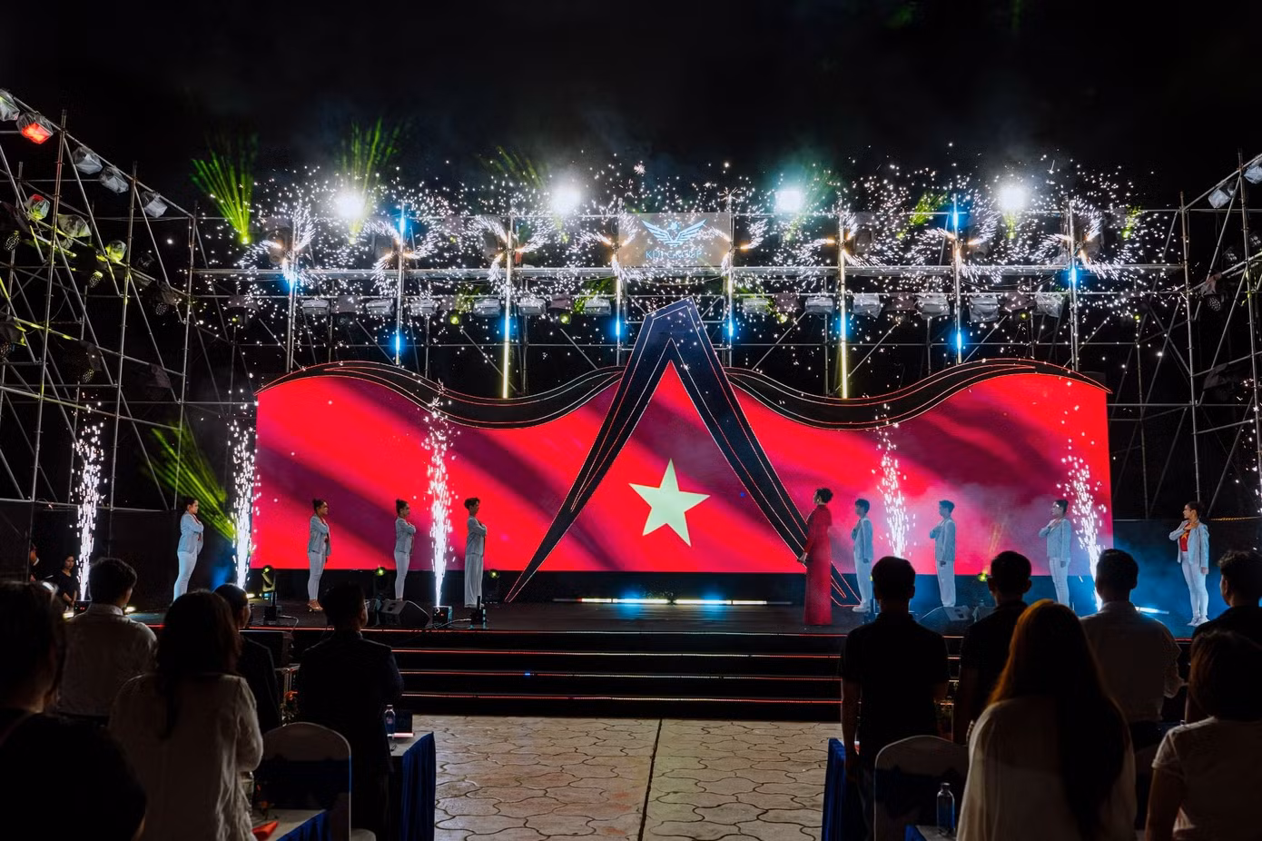 Concert “Alora Nha Trang - Rạng rỡ tự do” đưa Libera Nha Trang vào một đêm hội của âm nhạc, ánh sáng và cảm xúc bên vịn h.