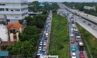 Dòng xe nghẹt thở trở lại Hà Nội sau kỳ nghỉ lễ, cầu Thanh Trì ùn dài 5 km
