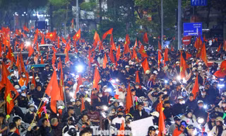 Hà Nội: “Biển người” tràn xuống đường đi bão mừng U23 Việt Nam vào bán kết