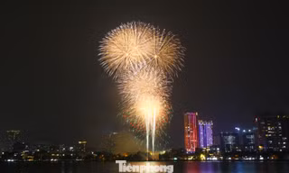 'Bữa tiệc' ánh sáng rực rỡ trên bầu trời Hà Nội chào năm 2026